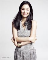 组图：周韵优雅登《优家画报》封面 一弯浅笑很迷人