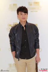 组图：f(x)队长宋茜柔美亮相　抹胸装性感可人