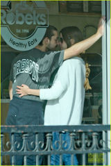 组图：拉博夫与女友购物 店内搂抱耳语秀恩爱