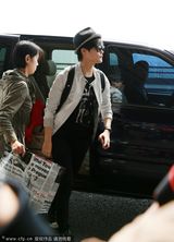 组图：李宇春现身机场 英伦风装扮显萌酷本色