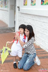 组图：陈慧琳跪地接爱子 虾饺仔被老师赞乖巧