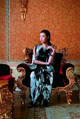 高清图：刘岩写真展现坚强自我 优雅高贵气质十足