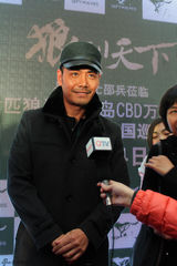 组图：邵兵青岛助阵时尚品牌 型男魅力引围观