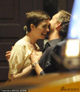 组图：安妮-海瑟薇和未婚夫热吻秀甜蜜