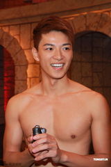 组图：亚洲先生订制水晶泳裤半裸大秀健美肌肉