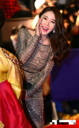 组图：釜山电影节开幕 刘仁娜着网状丝裙亮相