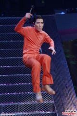 组图：萧敬腾开唱跳骑马舞曝童年照