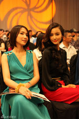 组图：张歆艺亮相大连时装周 卷发造型如芭比娃娃