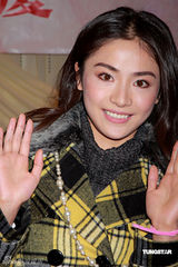 幻灯：张卫健澄清婚变传闻 小柏芝贡米亮相香江