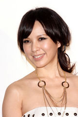 幻灯图：侯佩岑白色长裙高贵 陈怡蓉深V礼服秀性感