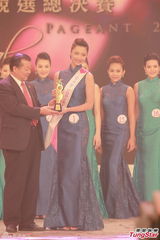 组图：房星彤爆冷摘亚姐后冠 奖杯是生日礼物