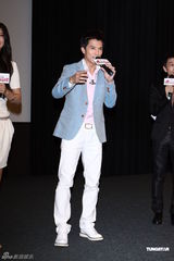 组图：邱泽宣传新剧被问唐嫣装不熟