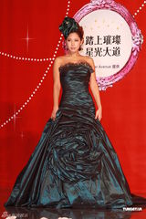 组图：吴千语首走婚纱秀坦言享受浪漫气氛