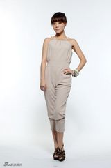 组图：邓家佳俏皮写真曝光 裸色套装展轻熟女范儿