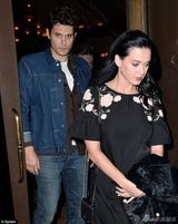 组图：凯蒂佩里淑女装扮现身 与男友享浪漫晚餐