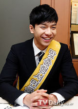 组图：韩星李胜基现身咨询活动 亲和笑容贴心