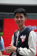 组图：快男北京唱区报名首日 吉他男孩扎推