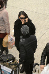 独家：戚薇和男友李承铉回京 黑超遮面气质冷艳