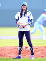组图：韩滑冰公主金妍儿为棒球赛开球 展露灿烂笑容