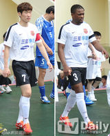 组图：朴智星领衔明星足球赛 收入捐四川灾区