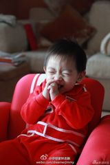 组图：Kimi成长全纪录 和妈妈啃饼干跟爸爸学车