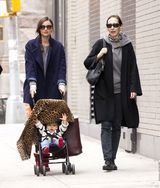 组图：辣妈米兰达-可儿街拍 大衣搭皮裤滑雪靴