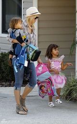 组图：伍兹前妻艾琳走出离婚阴影带子女过周末