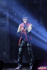 组图：周杰伦开个唱大秀人鱼线 张智霖同台助阵