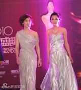 组图：杜晓婷亮相颁奖礼 银白礼服展现女王风范