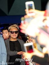 组图：李玹雨撑《结婚前夜》李准带可乐当观众