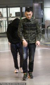 组图：文章独行黑超遮面 躲助理身后避媒体拍摄