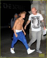 组图：比伯生日凌晨赤膊走街被拍 哈腰露屁股