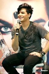 组图：美偶歌手兰伯特香港将开唱 入乡随俗穿唐装