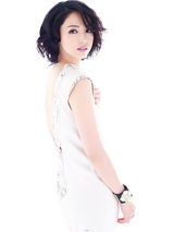 组图：董璇写真性感绽放 卷发尽显轻熟女风情