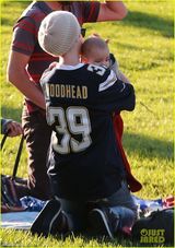 组图：安妮海瑟薇与老公共进晚餐 黑丝秀美腿