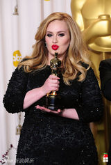 组图：阿黛尔素颜看gaga演出被当路人无人识