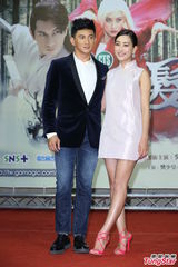 组图：吴奇隆马苏为新戏宣传粉丝热情接机