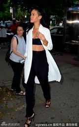 组图：蕾哈娜内衣外穿赶赴纹身会所 粉丝激动献花