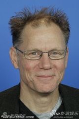 高清图：《未来》发布会 导演米兰达获两帅护花