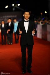 组图：金马红毯群星闪耀 舒淇深V亮胸性感爆棚