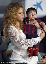 组图：夏奇拉抱子观老公比赛 小家伙玩足球卖萌