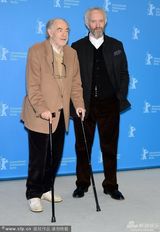 组图：《黑血》发布 导演斯鲁奇尔拄拐宣传