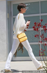 组图：海瑟薇百褶衫黄挎包 夏日小跑清丽亮眼