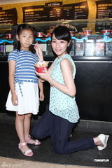 组图：郭品超陈怡蓉新剧收视飘红慰劳粉丝