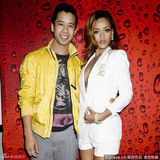 组图：蕾哈娜霸气真空上阵 秀胸口裸女纹身