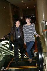 幻灯图：新版话剧《琥珀》庆功 刘烨遭鲜花“活埋”