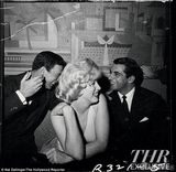 组图：梦露赴派对旧照首曝光 身穿经典露背礼服