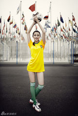 幻灯图：甘婷婷纪实风格写真 玩转世界杯