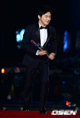 组图：赵政锡帅气亮相红毯 黑色西服潇洒帅气