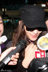 幻灯组图：萧亚轩强忍丧母之痛 赴上海为世博MV赶工